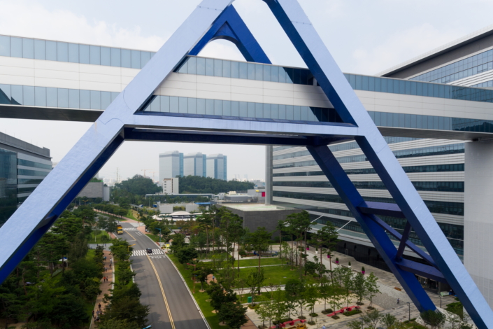 Bridged fabrication lines illustrate Samsung's clustered manufacturing footprint